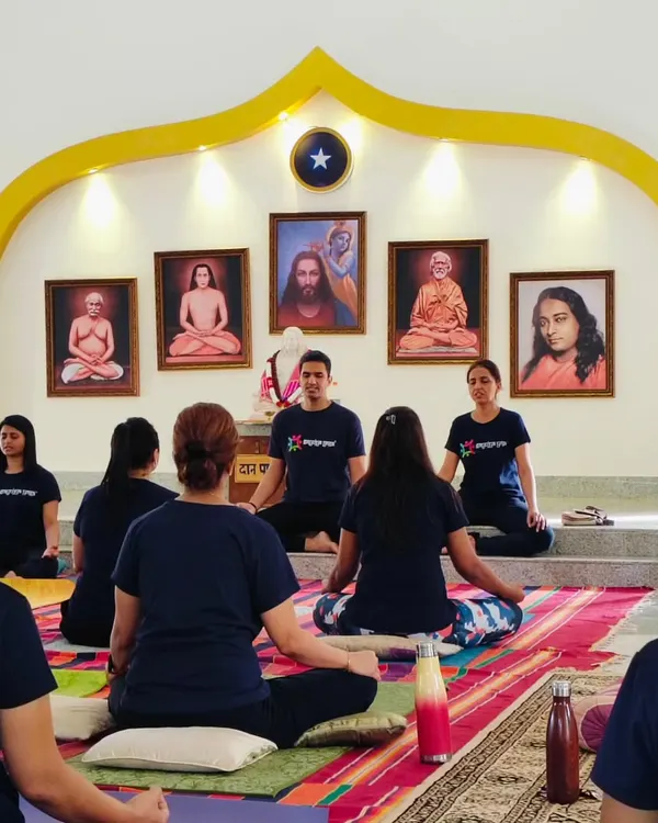 What else do you need when you are blessed with Gurukripa (grace of the guru)? A moment of shared meditation with our retreat participants.