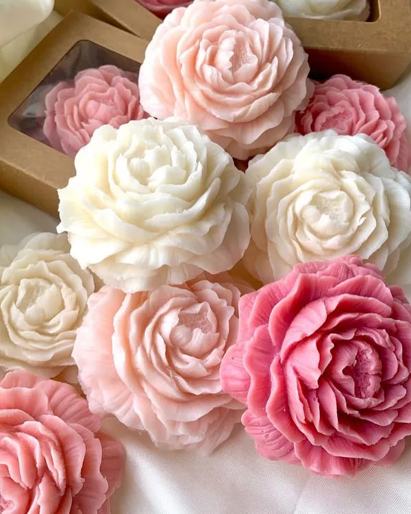My beautiful peony candles are perfect for any occasion. They are so detailed and look stunning as return favors for weddings, or even for festive gifting.