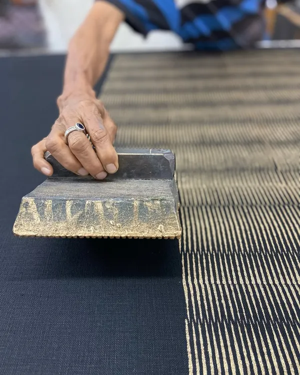 This mid-century modern settee is beautifully upholstered in our hand-printed linen. The 'Sonoma' pattern in Glitter Graphite, designed by Seema Krish, creates a unique texture with its striking yet muted metallic gold on black.