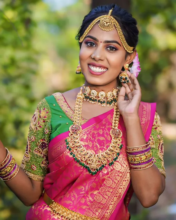 A full view of a bride wearing our complete temple jewellery set with a beautiful pattu saree. You can rent the entire set, including the oddiyanam, to get this grand look for your wedding.