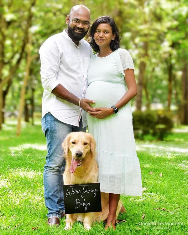 This sweet golden retriever helped his parents make the big announcement during our sunny outdoor session. A simple, elegant sign is a classic way to share your joy and include your four-legged family member in the celebration.