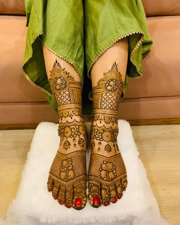 A classic bridal feet design with heavy coverage on the toes and intricate patterns across the top of the foot. The anklet band connects the design, making it look like jewelry.
