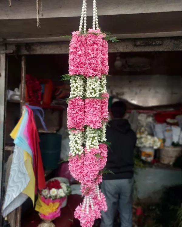 This is a beautiful jaimala made from pink carnation petals and white mogra flowers. I can create custom designs for the bride and groom using fresh flowers of your choice.