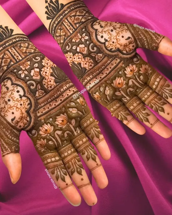 Slaying with this beautiful floral mehndi. This design is perfect for bridesmaids or anyone who wants an elegant and modern look.