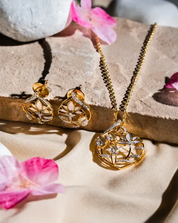 The Aranya collection was created to answer one question: How should jewellery feel when you wear it every day? This mother-of-pearl and diamond set is light enough to live in and thoughtful enough to last. This is everyday luxury, refined.