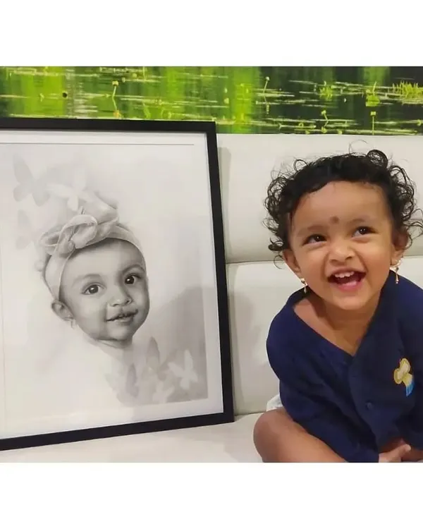 The best reward is a happy client. Here is the sweet baby girl with her finished A3 portrait, a special gift for her first birthday.