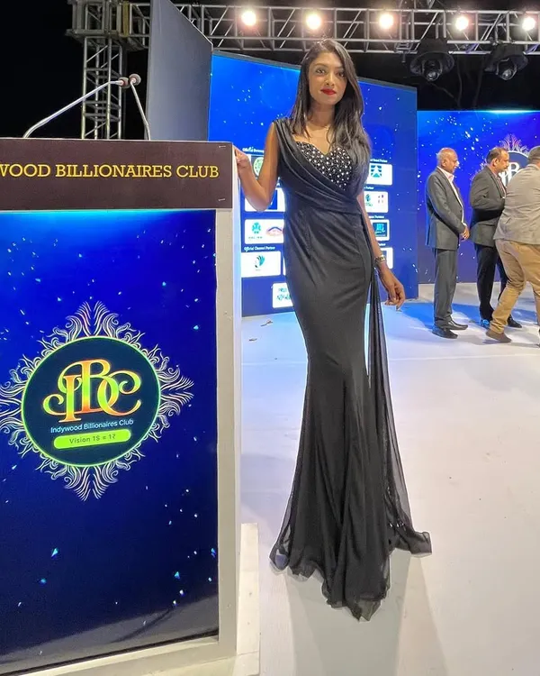 Hosting the prestigious Indywood Billionaires Club event. I specialize in creating an atmosphere of elegance and professionalism for high-profile awards nights and gala dinners.
