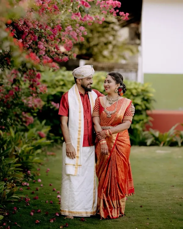 This is the kind of moment I live to capture. A quiet look between the couple, framed by nature, in their beautiful South Indian wedding attire. It’s a timeless portrait that tells a whole story without a single word.