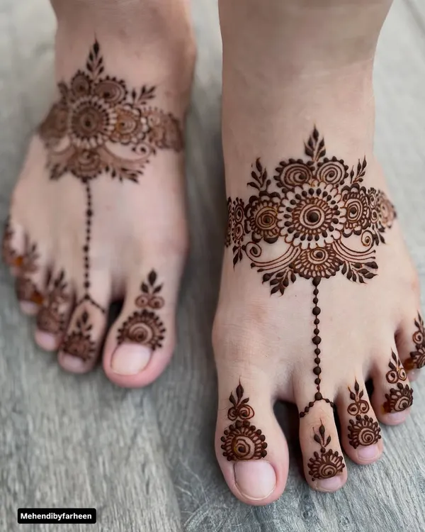 Simple yet so elegant. This delicate foot mehendi is perfect for a bride who wants a minimalist touch. It acts like a beautiful piece of jewellery.