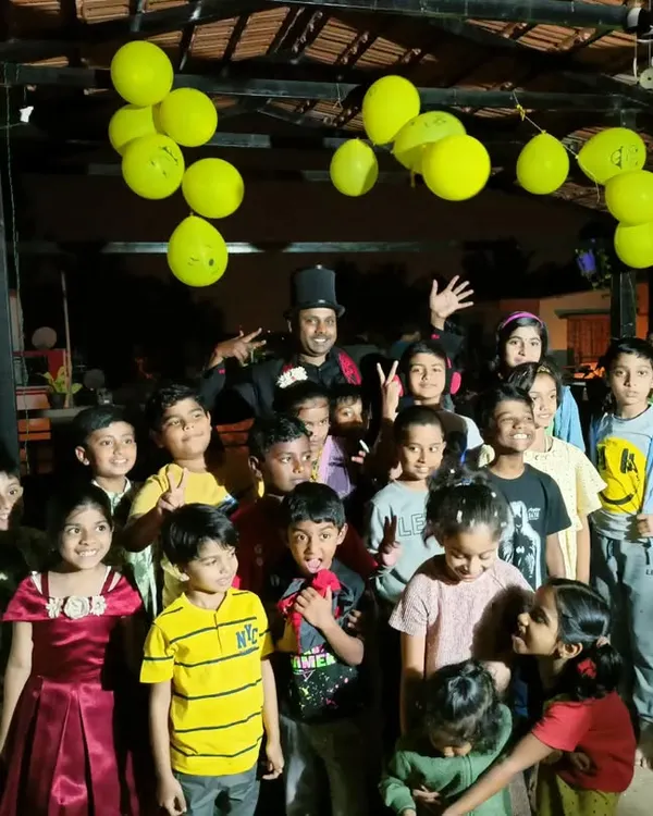 A fantastic group photo with all the smiling kids after a fun-filled show. My magic is designed to be family-friendly, ensuring everyone from the youngest child to the CEO has a great time.