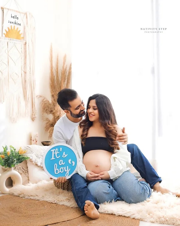 A sweet and casual gender reveal in our Boho-chic studio setup. The natural light, neutral tones, and cozy textures create a warm and inviting atmosphere.