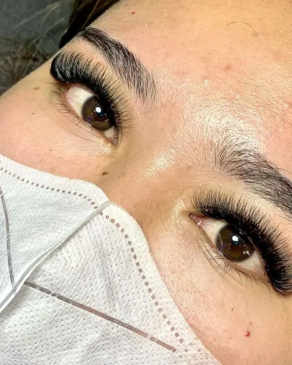 This is what full volume looks like. These lashes are dense, dark, and dramatic, creating an unforgettable look. Perfect for those who believe more is more.