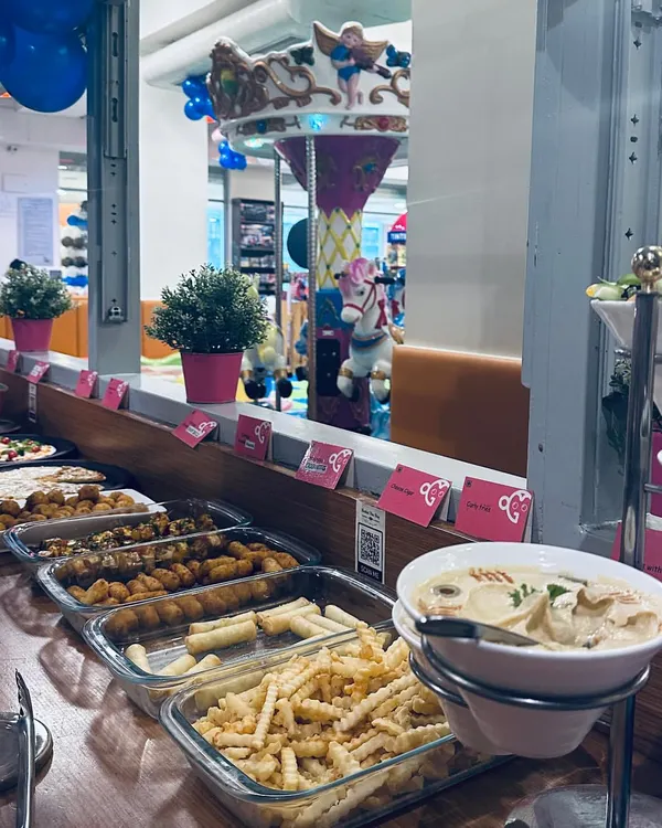 For birthday parties, I set up a delicious buffet right by the play area. We serve all the kid-approved favorites like crinkle-cut fries, paneer tikka skewers, pasta, and pizza, making it easy for everyone to grab a bite between games.