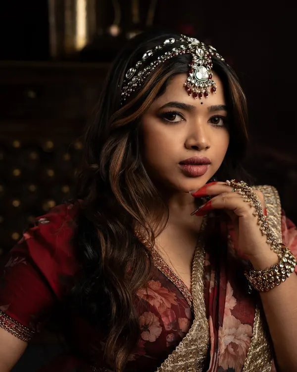 A portrait from my Heeramandi-inspired shoot. This look is all about capturing the royal elegance and soulful eyes, with a focus on flawless, skin-like makeup and rich, deep lip tones.