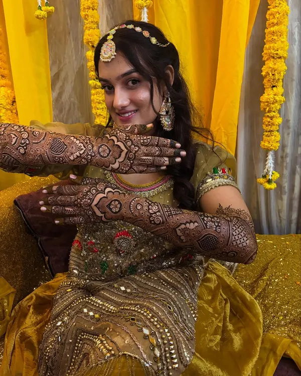 This is what it's all about: a happy client on her special day. I love creating intricate Pakistani mehendi that not only looks beautiful in photos but also makes you feel amazing.