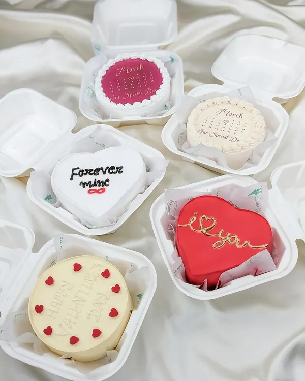 A collection of our custom bento cakes, ready to be gifted. Whether you prefer a heart shape with a simple "I love you" or a round cake marking a special date, we pack each one with care.
