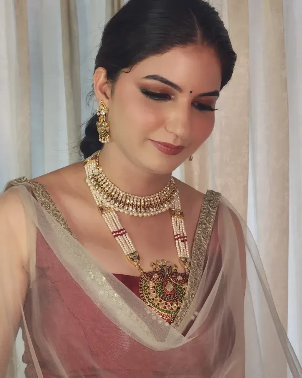 A soft and pretty Mehendi look for Bhawna. I used a hint of green kajal and soft brown smokey eyes to complement her pista green lehenga.