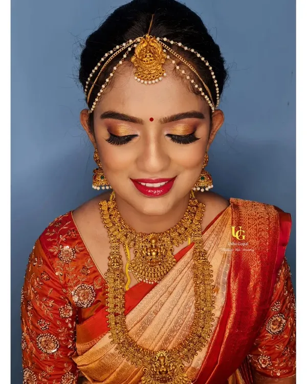 A stunning Muhurtham bride. I teach how to achieve this classic look with golden-orange eyeshadow, a sharp wing, and a bold red lip, perfectly complementing the traditional silk saree and temple jewelry.