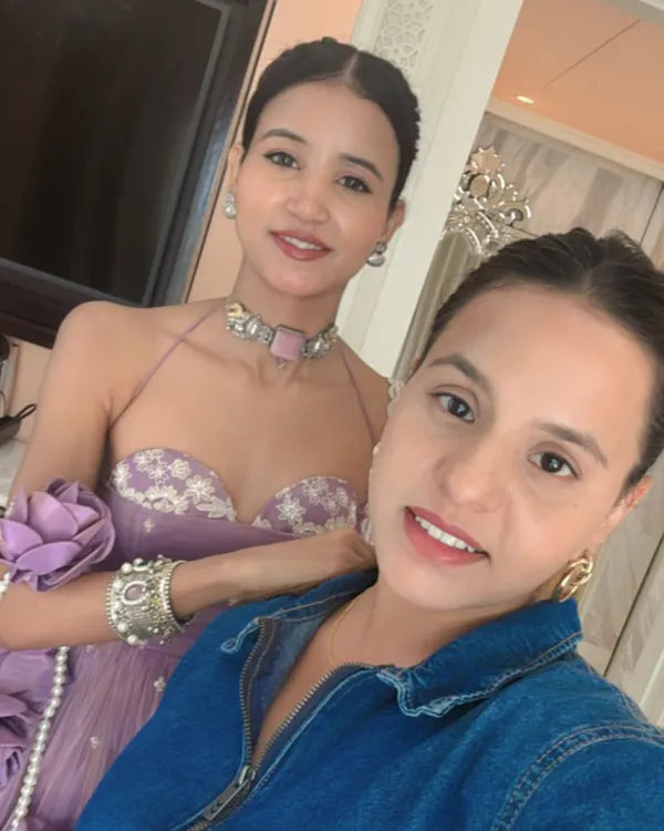 It was such a pleasure styling the talented Nancy Tyagi. Here’s a quick selfie after we finished her look. Seeing my clients happy is the best part of my job.