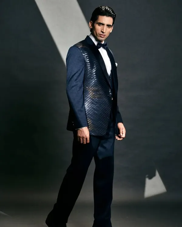 This unique three-piece tuxedo features taping work and a velvet lapel, adding a touch of glamour and modern simplicity to your formal look.