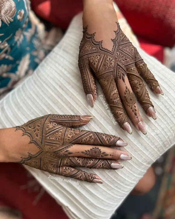 Minimalist yet striking. This geometric Arabic design is perfect for a modern and elegant look, or for guests who want a sophisticated design for a wedding or festival.