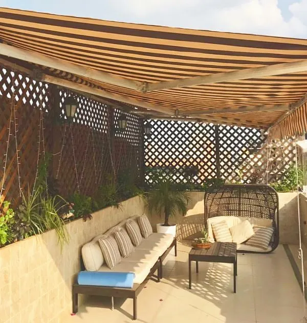 A complete terrace transformation for a penthouse in Santacruz West. We handled all aspects, including the installation of a retractable awning for all weather use, comfortable outdoor seating, and planters with trellises for privacy.