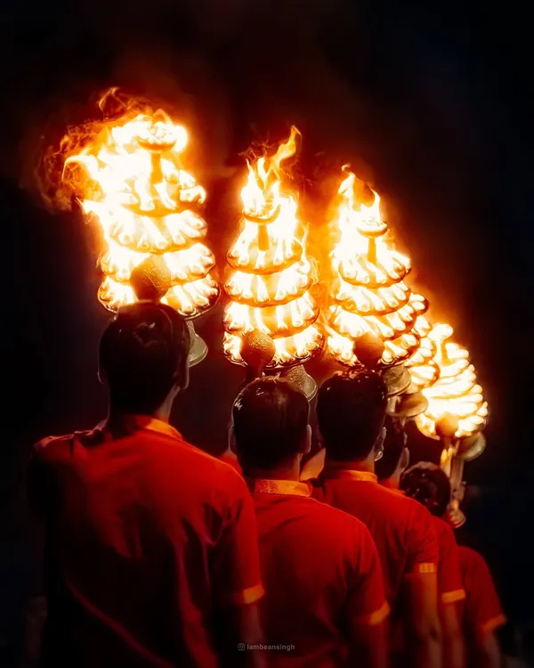 Here's a quick look at how I edit my photos. This post breaks down the Lightroom settings and adjustments I used to transform a raw image of the Ganga Aarti in Rishikesh into the final, dramatic shot.