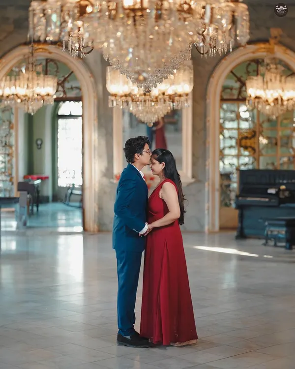 A breathtaking shot in a grand ballroom with crystal chandeliers. I use the magnificent scale of such heritage locations to create truly royal and elegant pre-wedding portraits.