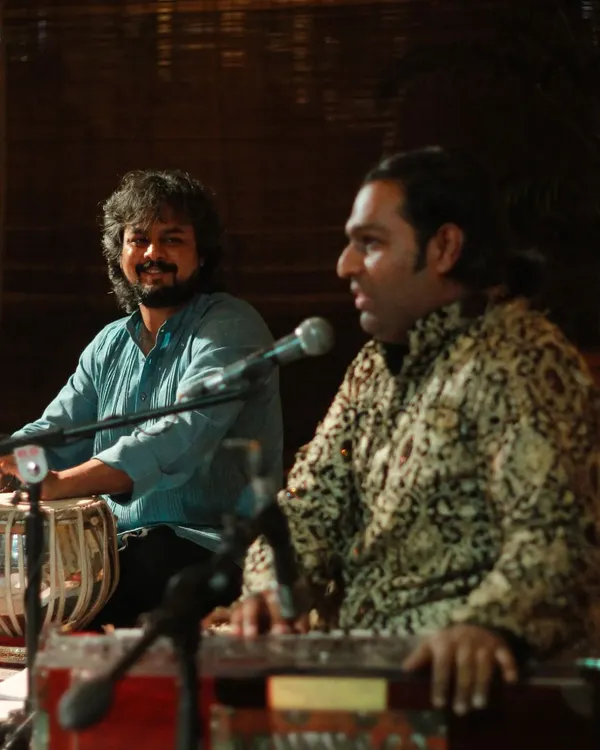 A candid shot from a ghazal concert at The Courtyard Baithak Series with Shri Sanam Khan.