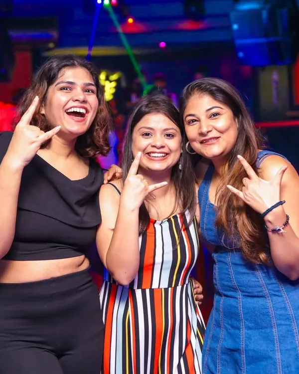 The pictures are out, now it's time to bring the real heat. This is the energy I love to see, friends having a great time on the dance floor.