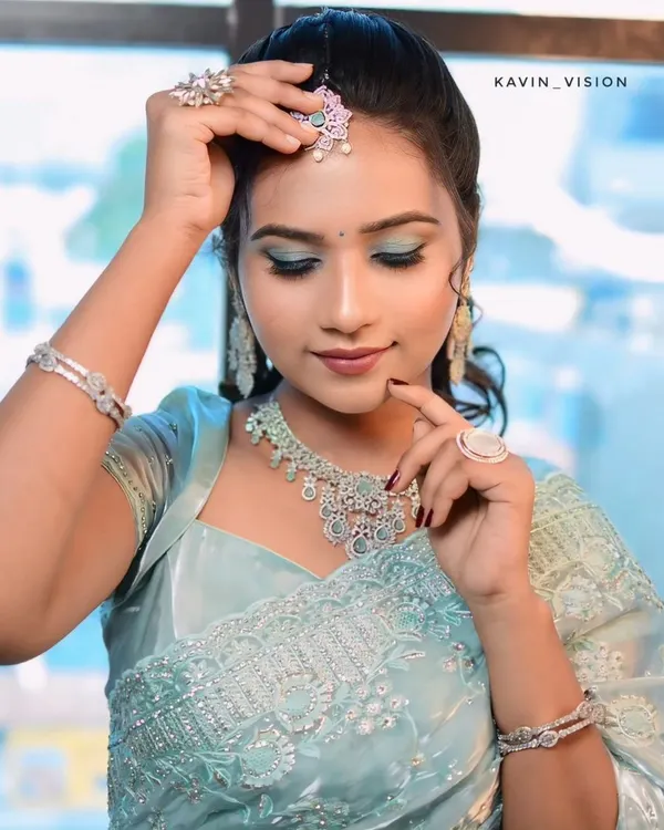 This American Diamond rental set is a popular choice for receptions. It includes a stunning necklace, earrings, and maang tikka that provide maximum sparkle.