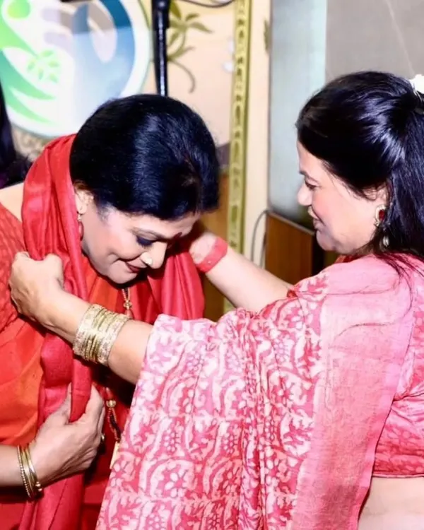 Being felicitated at the Annual Summer Staff Seminar at Springdales School, Pusa Road. It was a pleasure to speak on creating a holistic curriculum that embraces the arts.