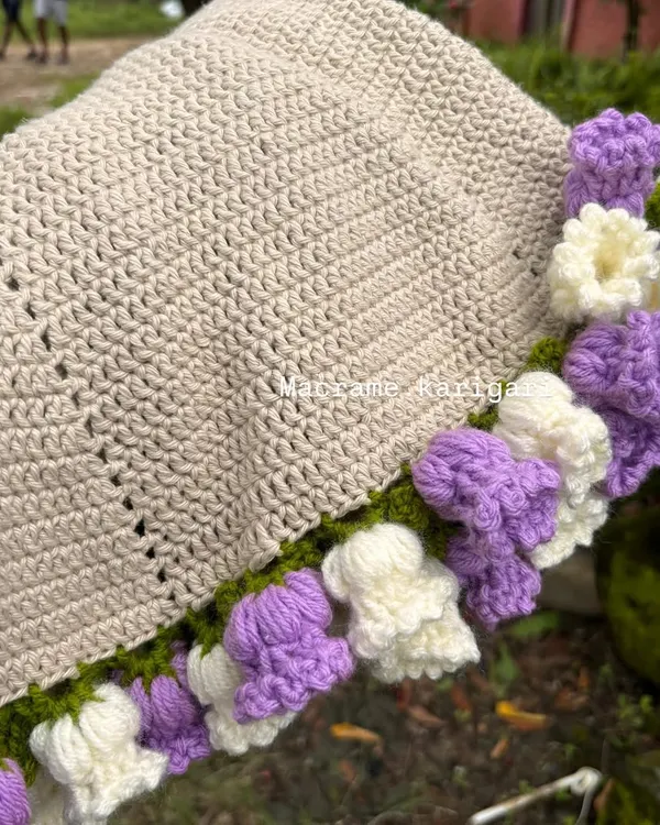 This is our viral blanket bouquet, made from 100% pure cotton yarn. It's a beautiful and practical gift for a newborn, as the bouquet unfolds into a soft, breathable baby blanket.
