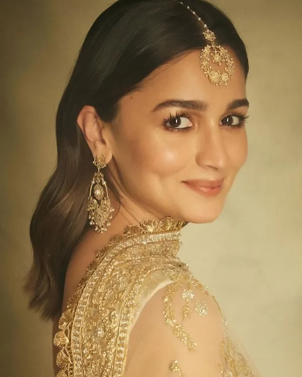 A portrait of the lovely Alia Bhatt wearing a complete set of my handcrafted jewellery. This look features 18k gold filigree earrings with pearl details, paired with a matching maang tika, creating a timeless and elegant ensemble for any grand celebration.
