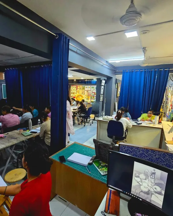 A wide view of our busy studio, with students of all ages working on various projects during a fine arts diploma class.