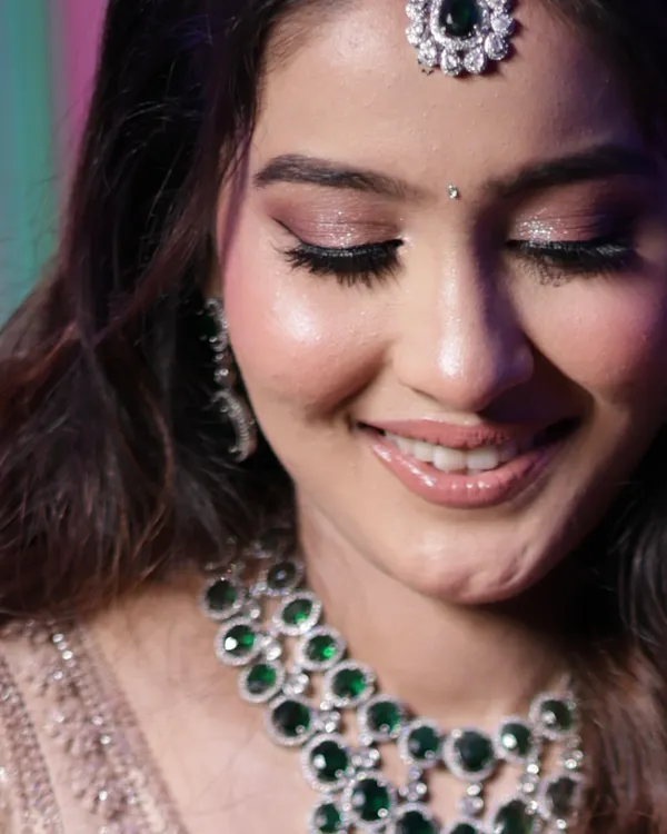 Reception glow in its purest form. This close-up shows the clean details of the eye makeup, with a soft shimmer and defined lashes. The focus is on untouched, real-looking skin.