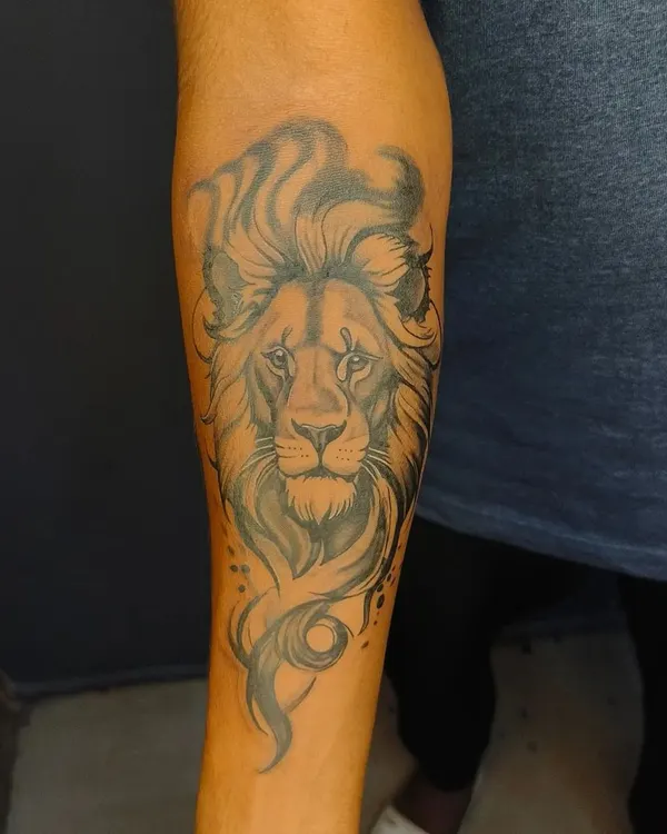 A majestic lion's head on the forearm. The flowing mane and intense gaze were designed to represent courage and leadership.