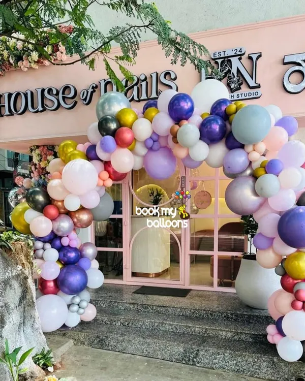 We create stunning first impressions for commercial launches. For the grand opening of House of Nails in Jayanagar, we designed this elaborate, multi-colored organic balloon arch to frame the entrance, creating an inviting and highly photogenic focal point to attract customers.