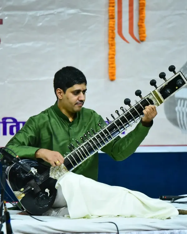 A focused moment during my sitar recital at the Pt. Vishnu Krishna Joshi Jayanti Samaroh in Raipur.