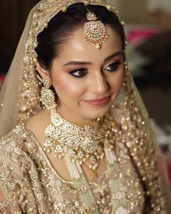 A truly regal look for the beautiful Afiffa. We focused on soft glam with perfectly sculpted eyes and a delicate rose-toned lip to create a perfect harmony between tradition and modern elegance.