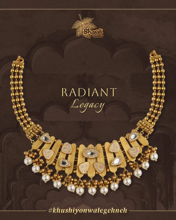 Grace your neckline with this exquisite necklace, featuring delicate South Sea pearl droplets and dazzling Kundan with intricate diamond work. A subtle touch of pastel Meenakari creates a harmonious blend of elegance and charm.