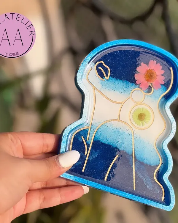 Introducing my premium resin trinket trays. This one in blue features a line-art lady design with preserved flowers, perfect for organizing your bedside table or desk in style.