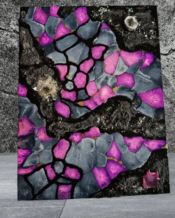 This abstract pebble resin wall art is a great example of the professional techniques I teach. The combination of pink and grey pebbles with dark, textured lines creates a modern and sophisticated piece.
