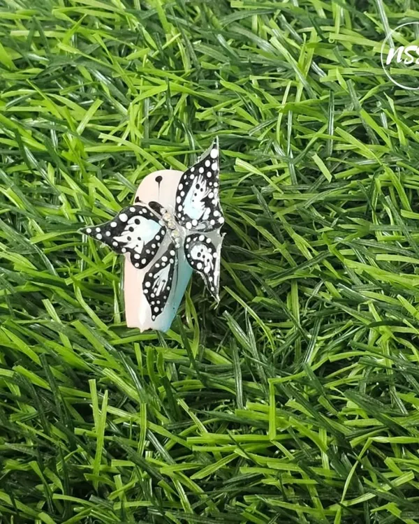 This 5D butterfly art is one of my signature creations, demonstrating how gel can be sculpted into delicate, lifelike forms. It’s a popular technique we teach in our advanced courses.