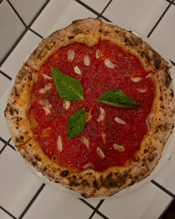 The weather forecast? 100% chance of Marinara cravings. Our vegan Marinara is simple perfection: tomato, garlic, oregano, and fresh basil.