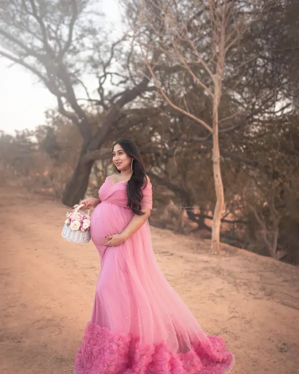Captured during the golden hour, this outdoor portrait is all about soft, dreamy romance. The flowing pink gown from my client wardrobe and the rustic natural setting create a whimsical, fairytale-like atmosphere, perfect for a romantic maternity photoshoot.