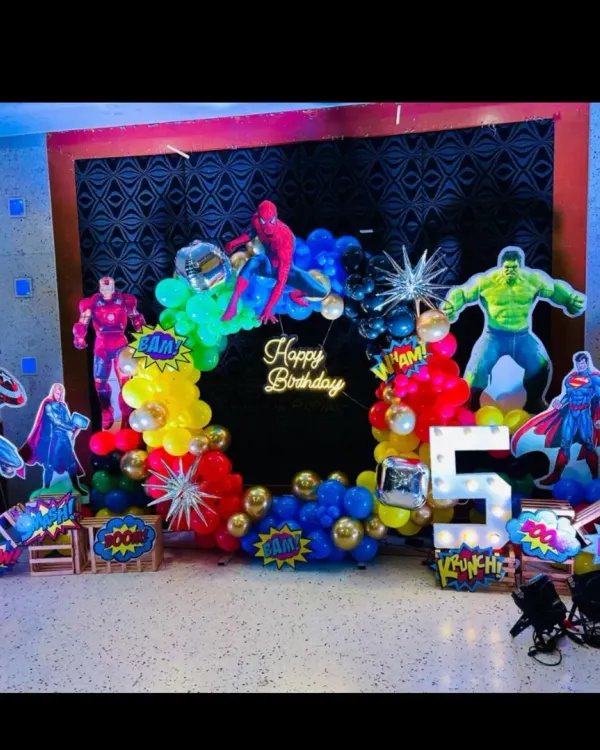 This grand superhero stage is a dream come true for any young fan. We brought together the entire Avengers and Justice League crew with life-size cutouts, a vibrant balloon wreath, and a large light-up marquee number for a truly action-packed 5th birthday bash.