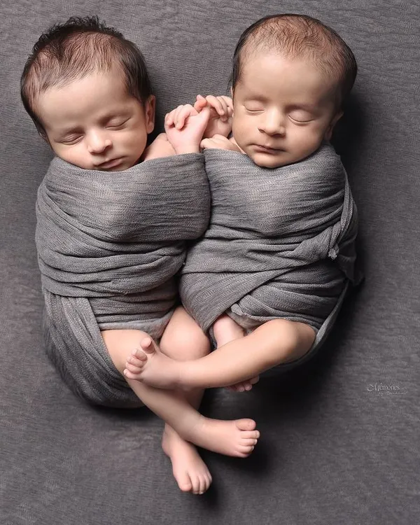 These two sweethearts have already stolen my heart. There’s something so magical about the way twins hold each other, and it was an honor to capture this moment.