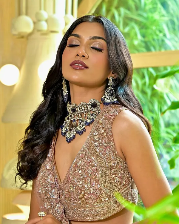 Who wouldn’t want to shine on their wedding day? This bespoke evening look with a bold lip and shimmering eyes is perfect for a sangeet or reception, highlighting the kind of unique beauty we teach our students to create.