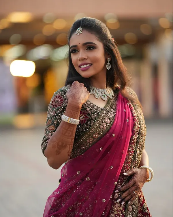 My beautiful bride Dr. Saruna looks absolutely radiant for her reception in Erode. She is wearing a delicate American diamond and emerald choker set from my rental collection.